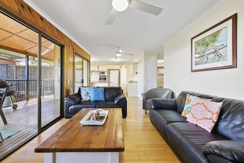 9 Merinda Crescent - Pubs and Clubs 1