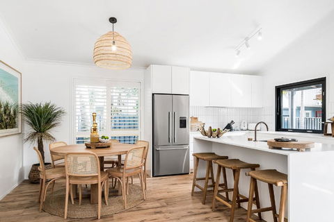 A PERFECT STAY - 3 Salty Sisters - Pubs and Clubs 0