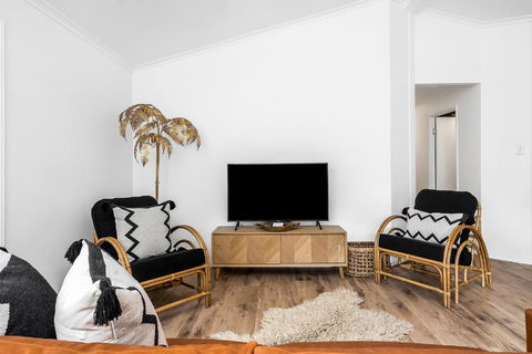 A PERFECT STAY - 3 Salty Sisters - Pubs and Clubs 3