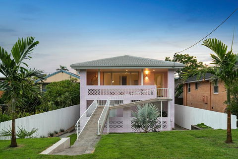 A PERFECT STAY - Sunset Beach - Surfside - Pubs and Clubs 1