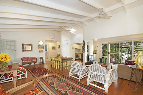 A SWEET ESCAPE - Aluna - Pubs and Clubs 1