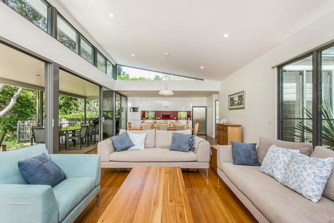 A SWEET ESCAPE - Beachfront Tranquility - Pubs and Clubs 2