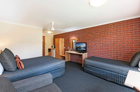 AAt 28 Goldsmith Motel - Go Out 2