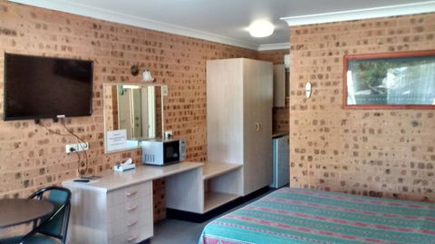 Aberdeen Motel - Pubs and Clubs 1