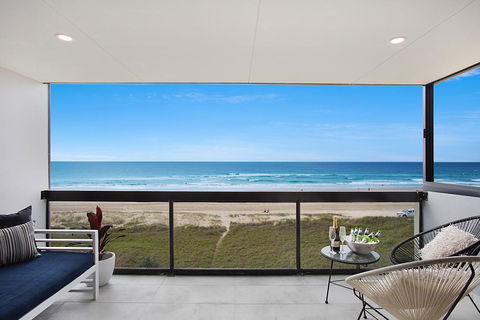Absolute Beach Front Renovated 3 Bdrm 2 Bath App - Pubs and Clubs 3
