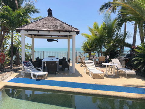 Absolute Beach Frontage, Family Friendly, Home Away From Home - Pubs and Clubs 0