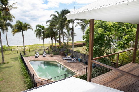ABSOLUTE BEACHFRONT BLISS @ NEWELL BEACH - Pubs and Clubs 0
