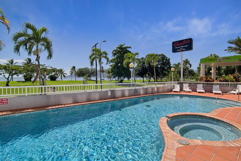 Acacia Court Hotel - Pubs and Clubs 1