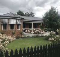 Acacia House - Central Healesville - Yarra Valley - Pubs and Clubs