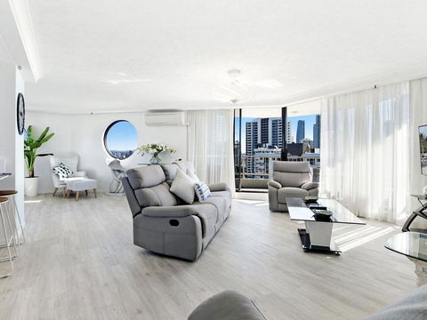 Acapulco 2 Bed Ocean View Surfers Paradise - Pubs and Clubs 1