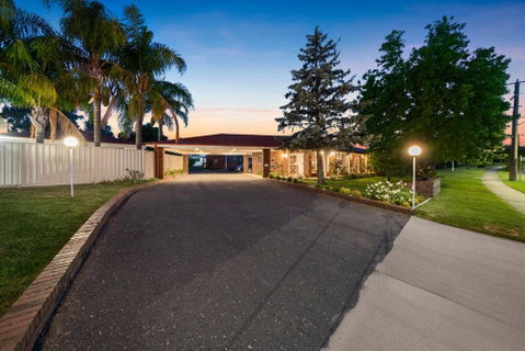 Econo Lodge Border Gateway Wodonga - Pubs and Clubs 4