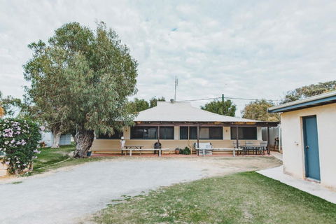 Dongara Hotel Motel - Pubs and Clubs 1