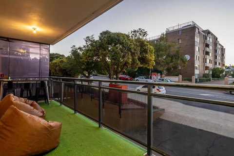 EAST4 - Vintage Vibes East Freo 2B 1BA - Pubs and Clubs 3