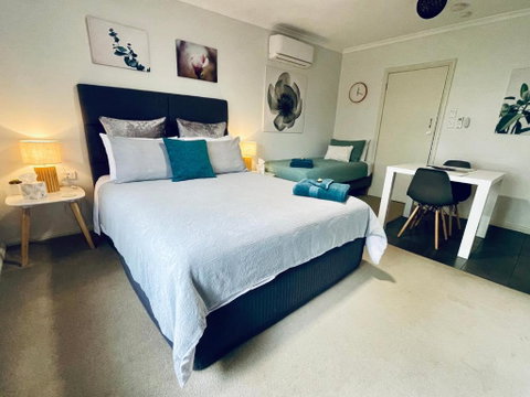 Emu Retreat B&B - Pubs and Clubs 1