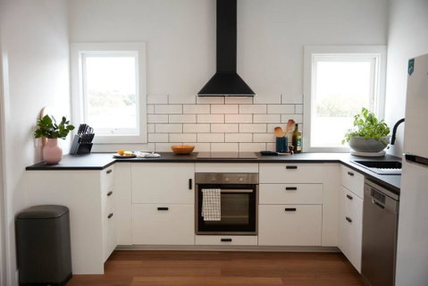 Enjoy A Renovated Retreat With Outdoor Bath - Pubs and Clubs 3