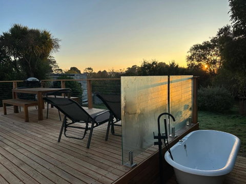 Enjoy A Renovated Retreat With Outdoor Bath - Pubs and Clubs 0