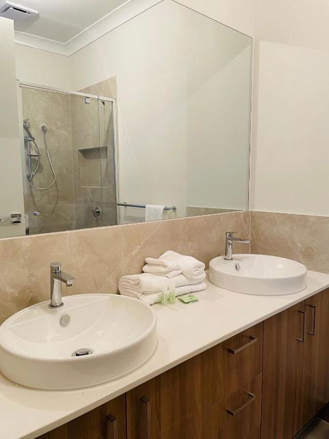 Entire 4 Bedroom Brand New Home In Melton South ! - Pubs and Clubs 2