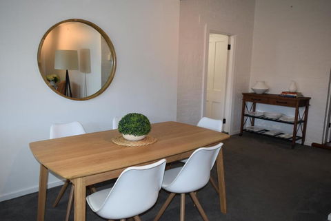 Fitzroy House - Federation Charm Near Town Centre - Pubs and Clubs 3