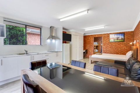 Fossicker Caravan Park - Pubs and Clubs 1