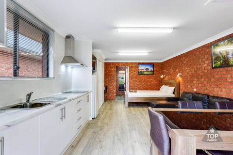 Fossicker Caravan Park - Pubs and Clubs 0