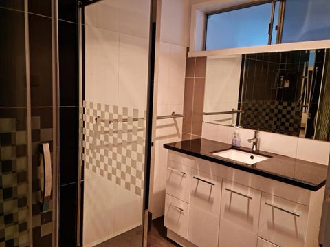 Four Bedroom House With Free Parking On Site - Pubs and Clubs 2