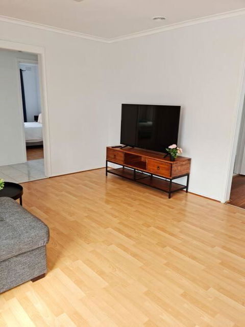 Four Bedroom House With Free Parking On Site - Pubs and Clubs 3