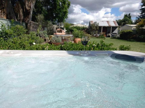 Garden Of Eden Boutique Cottage And Spa - Pubs and Clubs 1