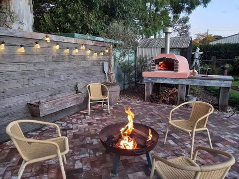 Garden Of Eden Boutique Cottage And Spa - Pubs and Clubs 2