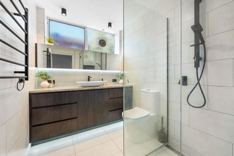 Gardenvale Prize With Private Courtyard Plus Parking - Pubs and Clubs 3