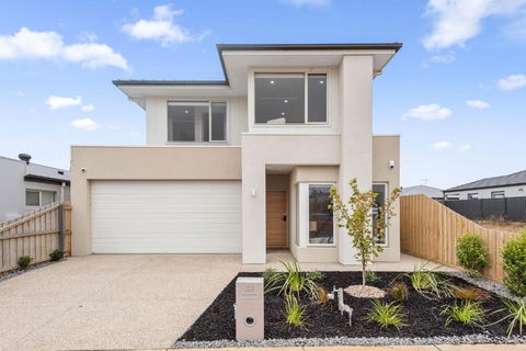 Georgina By The Bay - Pubs and Clubs 0