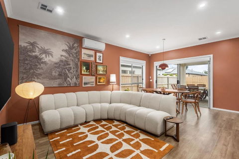 Georgina By The Bay - Pubs and Clubs 3