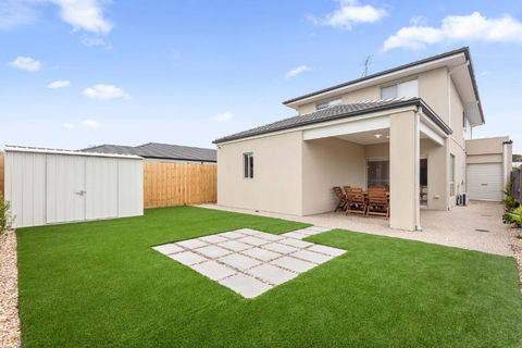 Georgina By The Bay - Pubs and Clubs 1