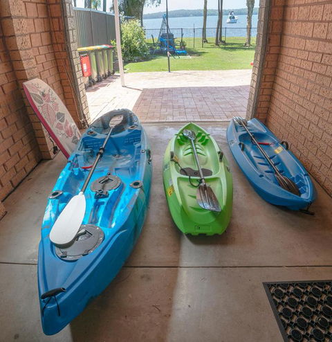 Getaway Lakefront Environmental House On Lake Macquarie With Water View - Pubs and Clubs 1