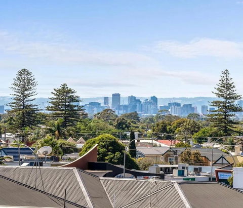 Glenelg Oasis, Pool, Gym, Spa & Sauna, Free Parking, City Views - Pubs and Clubs 0