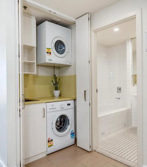 Glenelg Oasis, Pool, Gym, Spa & Sauna, Free Parking, City Views - Pubs and Clubs 4