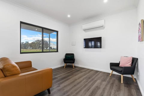 Glenowrie Cottage - 2 King Beds - Close To Cadia - Pubs and Clubs 3