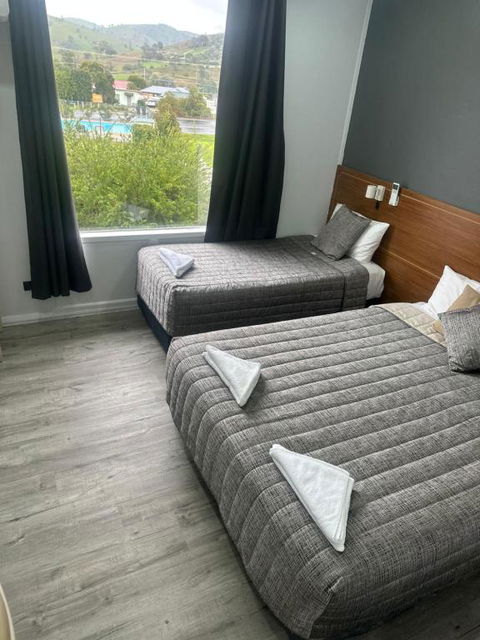 Garden Motor Inn - Pubs and Clubs 2