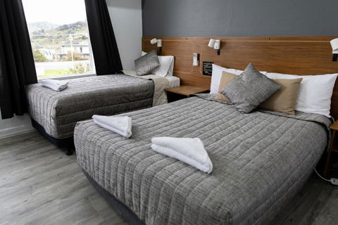 Garden Motor Inn - Pubs and Clubs 0