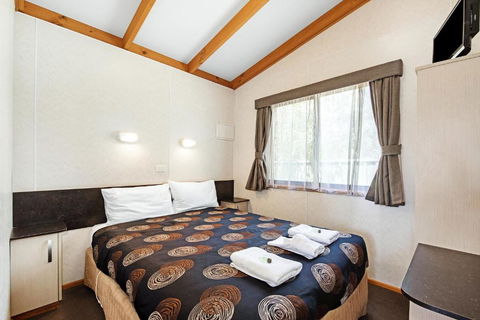 Golden Country Motel And Caravan Park - Pubs and Clubs 1