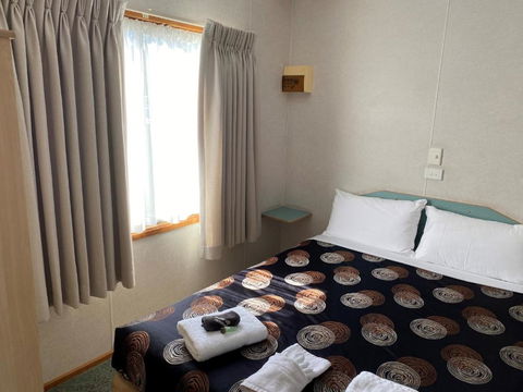 Golden Country Motel And Caravan Park - Pubs and Clubs 3