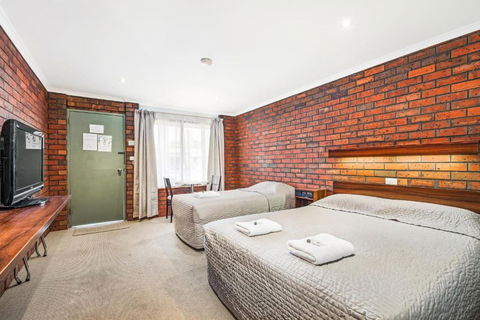 Golden Country Motel And Caravan Park - Pubs and Clubs 2