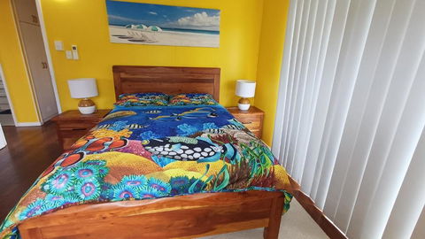 Golden Sands Beach House - Pubs and Clubs 3