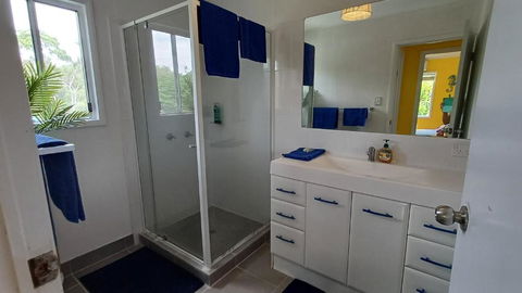 Golden Sands Beach House - Pubs and Clubs 4