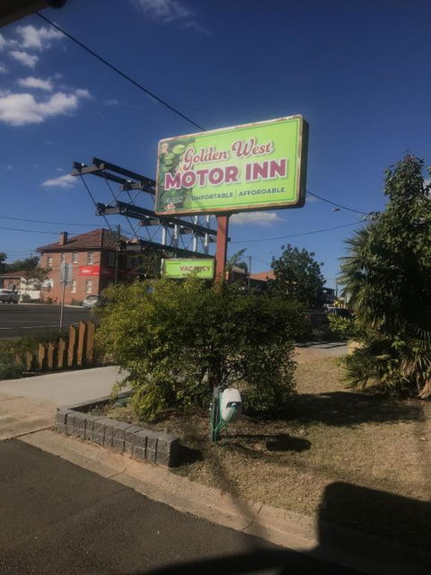 Golden West Motor Inn - Pubs and Clubs 0