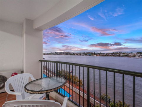 Goldsborough Place Apartments - Pubs and Clubs 3