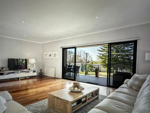 Goolwa Serenity - Modern, Peaceful, Linen & Wifi Included - Pubs and Clubs 4