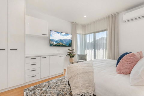 Gorgeous 3-Bed House With Spacious Shared Backyard - Pubs and Clubs 3