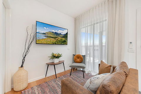 Gorgeous 3-Bed House With Spacious Shared Backyard - Pubs and Clubs 0