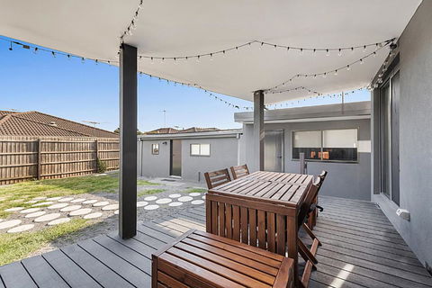 Gorgeous 3-Bed House With Spacious Shared Backyard - Pubs and Clubs 4