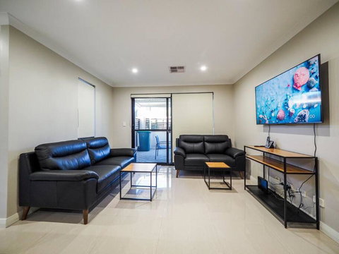 Gorgeous Family House Near Shops - Go Out 1